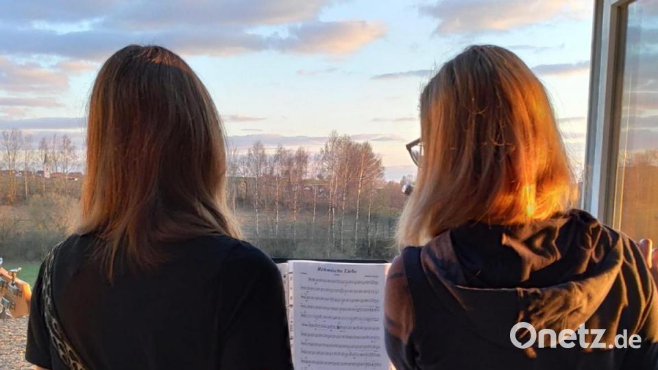 Die Mitglieder der Trachtenkapelle Waldthurn und des Waldthurner Blechhaufens beim „Balkonkonzert“. Bild: Trachtenkapelle Waldthurn