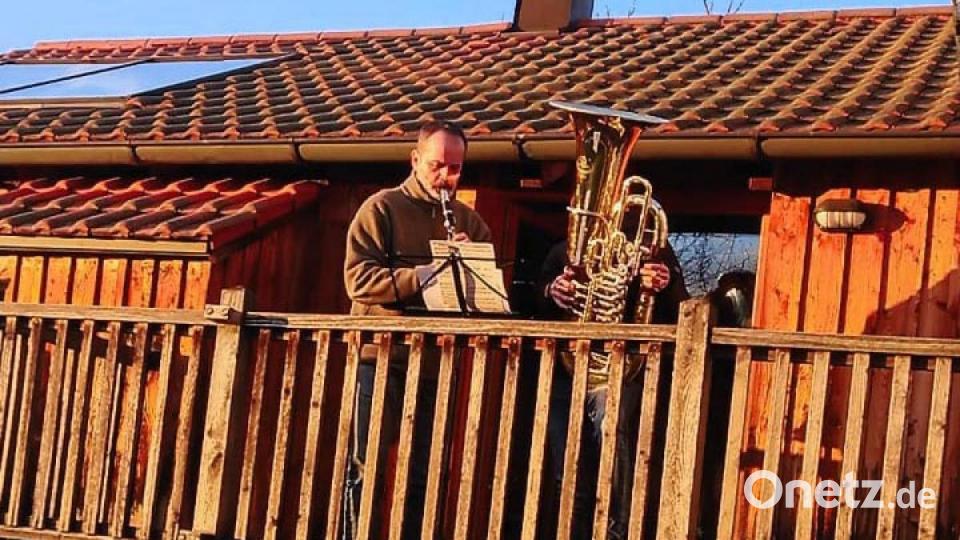 Die Mitglieder der Trachtenkapelle Waldthurn und des Waldthurner Blechhaufens beim „Balkonkonzert“. Bild: Trachtenkapelle Waldthurn