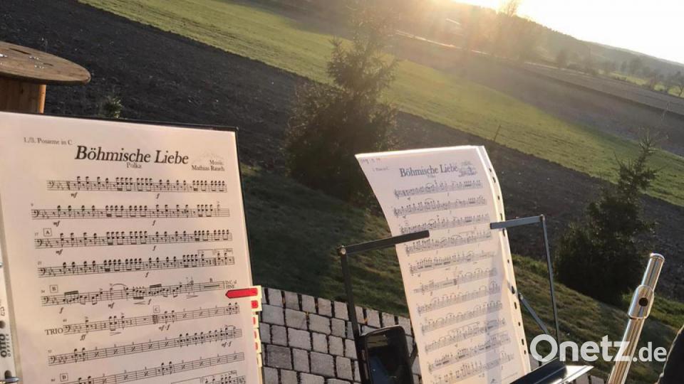 Die Mitglieder der Trachtenkapelle Waldthurn und des Waldthurner Blechhaufens beim „Balkonkonzert“. Bild: Trachtenkapelle Waldthurn