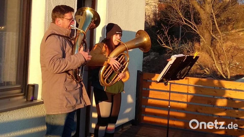 Die Mitglieder der Trachtenkapelle Waldthurn und des Waldthurner Blechhaufens beim „Balkonkonzert“. Bild: Trachtenkapelle Waldthurn