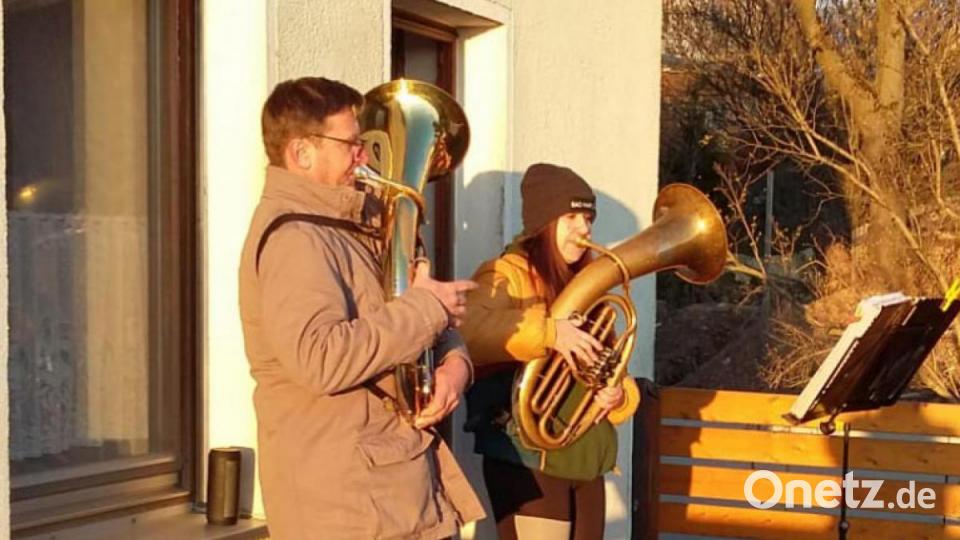 Die Mitglieder der Trachtenkapelle Waldthurn und des Waldthurner Blechhaufens beim „Balkonkonzert“. Bild: Trachtenkapelle Waldthurn