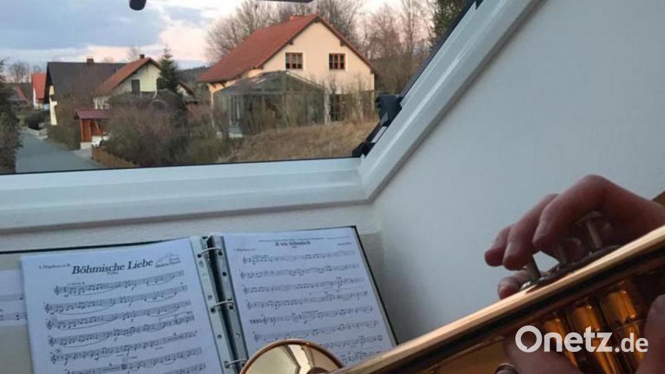 Die Mitglieder der Trachtenkapelle Waldthurn und des Waldthurner Blechhaufens beim „Balkonkonzert“. Bild: Trachtenkapelle Waldthurn