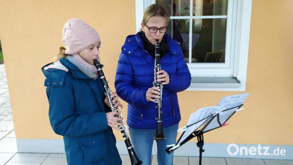 Die Mitglieder der Trachtenkapelle Waldthurn und des Waldthurner Blechhaufens beim „Balkonkonzert“. Bild: Trachtenkapelle Waldthurn