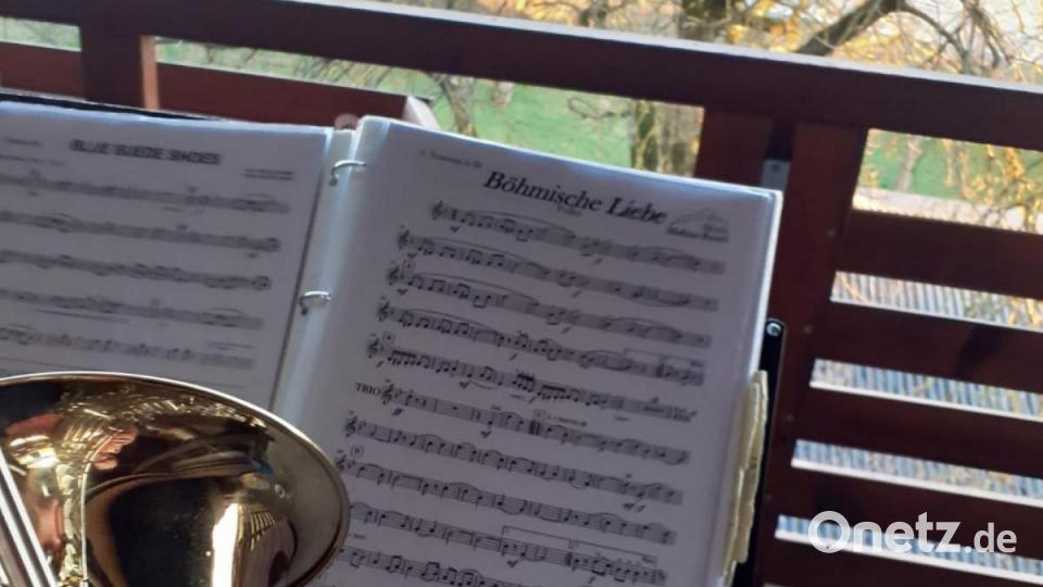 Die Mitglieder der Trachtenkapelle Waldthurn und des Waldthurner Blechhaufens beim „Balkonkonzert“. Bild: Trachtenkapelle Waldthurn