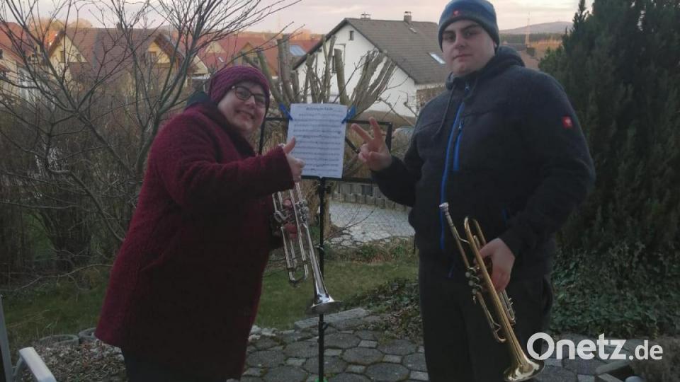 Die Mitglieder der Trachtenkapelle Waldthurn und des Waldthurner Blechhaufens beim „Balkonkonzert“. Bild: Trachtenkapelle Waldthurn