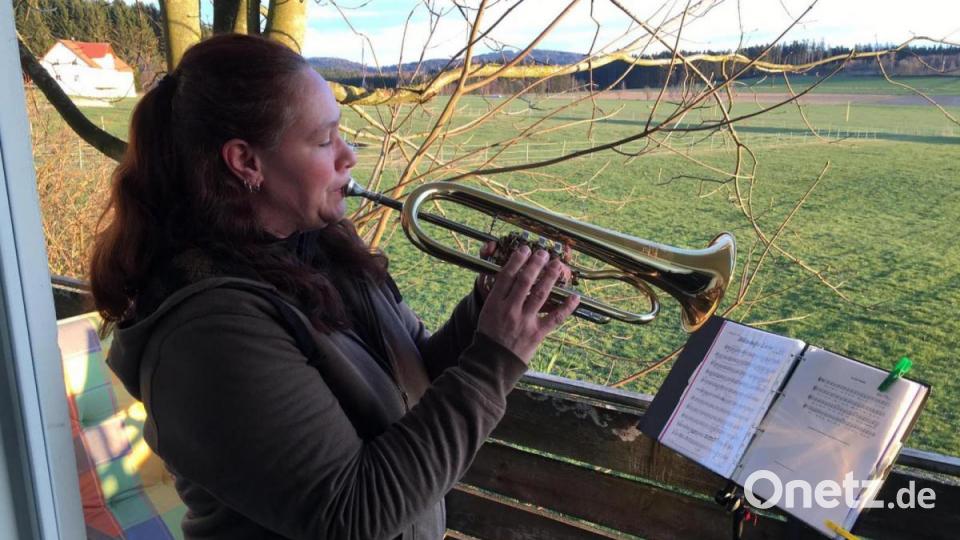 Die Mitglieder der Trachtenkapelle Waldthurn und des Waldthurner Blechhaufens beim „Balkonkonzert“. Bild: Trachtenkapelle Waldthurn