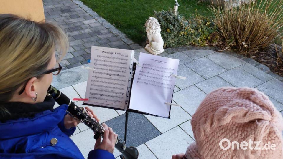Die Mitglieder der Trachtenkapelle Waldthurn und des Waldthurner Blechhaufens beim „Balkonkonzert“. Bild: Trachtenkapelle Waldthurn