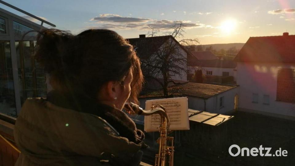 Die Mitglieder der Trachtenkapelle Waldthurn und des Waldthurner Blechhaufens beim „Balkonkonzert“. Bild: Trachtenkapelle Waldthurn