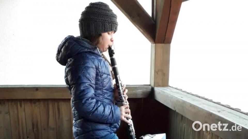 Die Mitglieder der Trachtenkapelle Waldthurn und des Waldthurner Blechhaufens beim „Balkonkonzert“. Bild: Trachtenkapelle Waldthurn