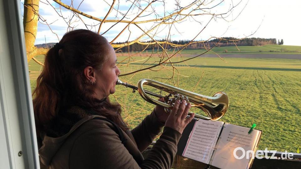 Die Mitglieder der Trachtenkapelle Waldthurn und des Waldthurner Blechhaufens beim „Balkonkonzert“. Bild: Trachtenkapelle Waldthurn