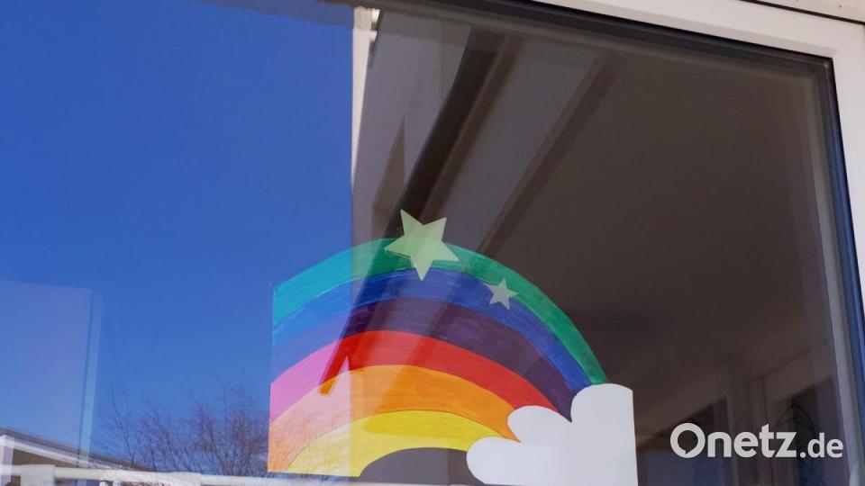 Regenbögen sollen in der Coronakrise den Kindern Freude bringen, die Langeweile vertreiben und für ein Gemeinschaftsgefühl sorgen. Bild: exb