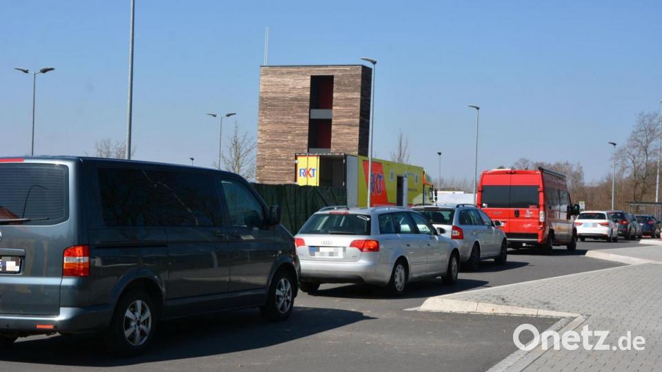 Zum Teil bildeten sich Autoschlangen. Die Coronatests verliefen professionell und ruhig. Bild: jr