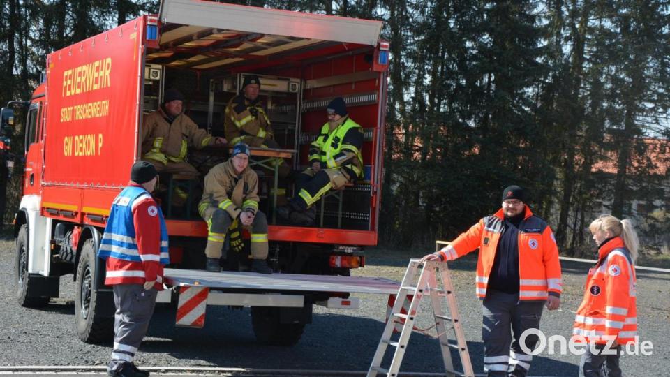 Kurze Pause für die Feuerwehr Tirschenreuth und die Helfer des BRK-Kreisverbandes, natürlich alle mit Abstand. Bild: jr