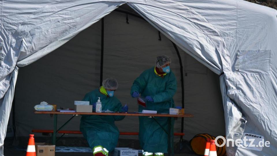 Mitarbeiter des RKT nehmen in Zelten die Abstriche in Empfang, ehe sie ans Labor weitergeleitet werden Bild: jr