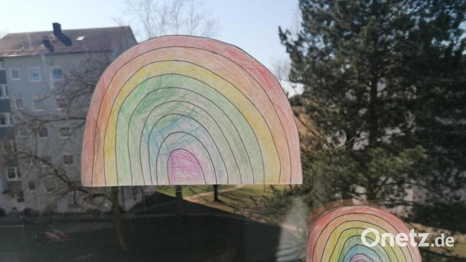 Regenbögen sollen in der Coronakrise den Kindern Freude bringen, die Langeweile vertreiben und für ein Gemeinschaftsgefühl sorgen. Bild: exb/Jessica Schaaf