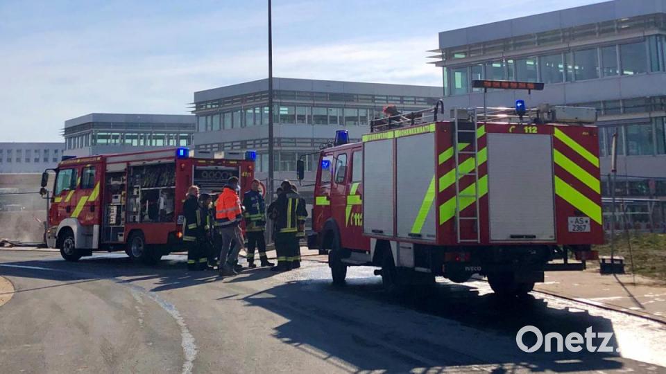 Großeinsatz in Ursensollen: Über 30 Mann rückten am Donnerstagmorgen aus, nachdem es im Neubau der Firma Grammer eine starke Rauchentwicklung gegeben hatte. Bild: fas