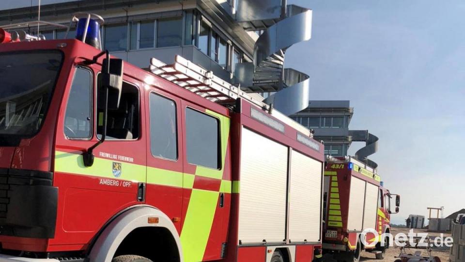 Großeinsatz in Ursensollen: Über 30 Mann rückten am Donnerstagmorgen aus, nachdem es im Neubau der Firma Grammer eine starke Rauchentwicklung gegeben hatte. Bild: fas
