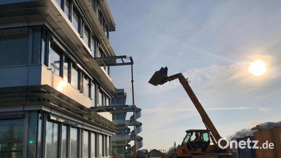 Großeinsatz in Ursensollen: Über 30 Mann rückten am Donnerstagmorgen aus, nachdem es im Neubau der Firma Grammer eine starke Rauchentwicklung gegeben hatte. Bild: fas
