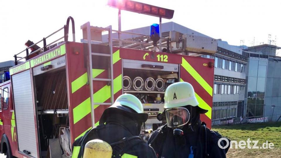 Großeinsatz in Ursensollen: Über 30 Mann rückten am Donnerstagmorgen aus, nachdem es im Neubau der Firma Grammer eine starke Rauchentwicklung gegeben hatte. Bild: fas