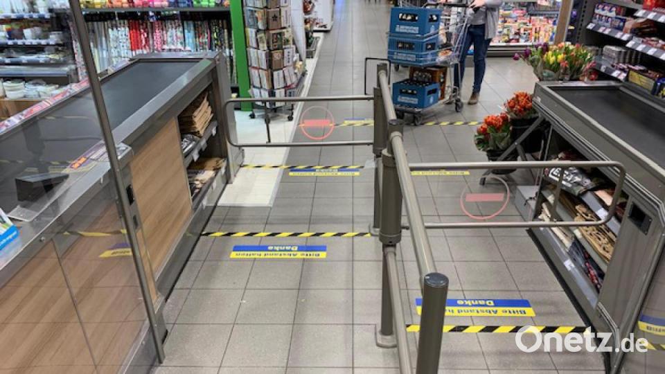 Im Kassenbereich bei Edeka Legat sorgen wie bei Rewe Abgenzungen auf den Fußböden für ausreichend Abstand zwischen den Kunden. Bild: ubb