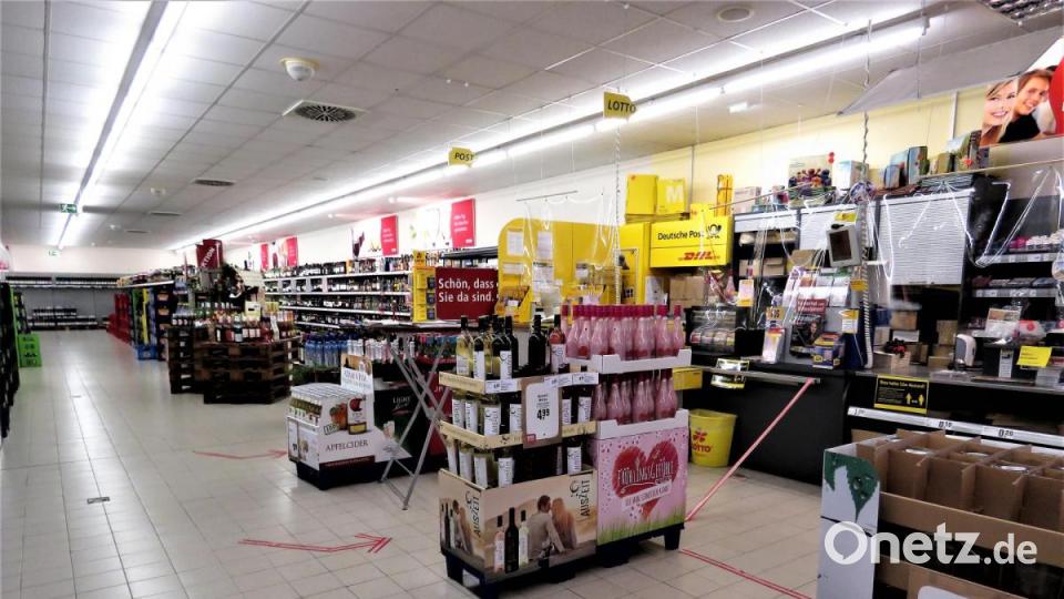 Drei Kassen, drei Zugänge: Mit Pfeilen und Wegweisern auf dem Marktfußboden wird im Rewe-Getränkemarkt der Besucherverkehr nun gezielt in Richtung "Post", "Lottoschein-Annahme" und "Getränke-Kasse" gelenkt. Bild: ubb