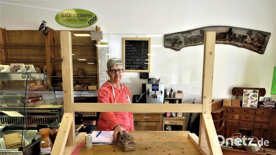 Sibylle Killinger hat von ihrer Chefin Roswitha Ulrich im Bio-Laden "Frohnatur" in Tirschenreuth eine selbst gebaute Glasfront bekommen. So werden sie und ihre Kolleginnen gut geschützt weiter Brot, Käse und andere Lebensmittel ausgeben können. Bild: ubb
