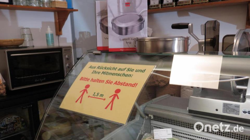Mit freundlich gestalteten Aufklebern an der Käsetheke und an den Ladentheken wird um Rücksicht gebeten. Bild: ubb