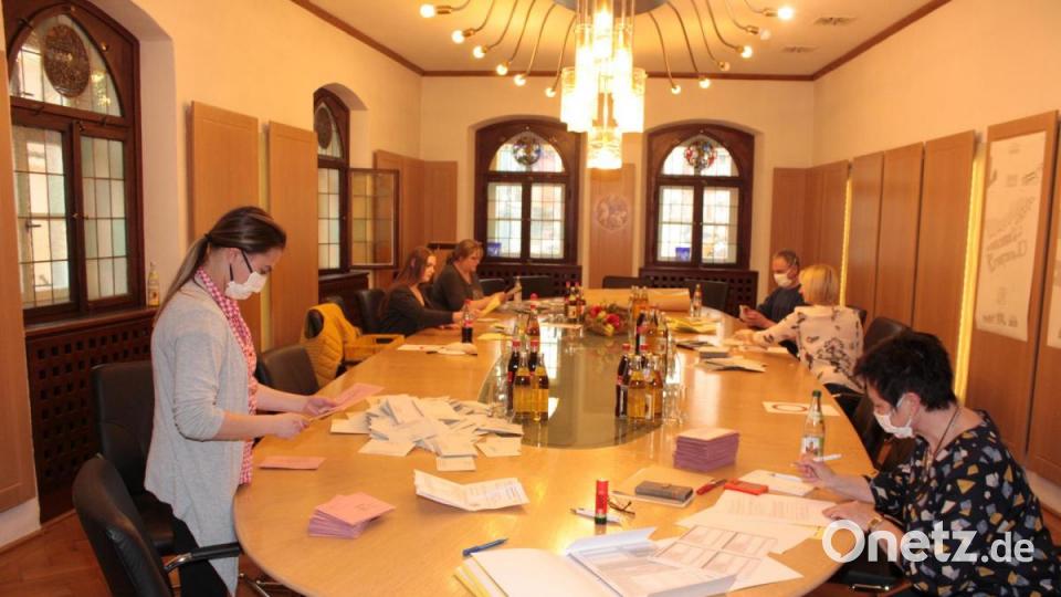 Auszählung der Stichwahl im Rathaus Neustadt mit Sicherheitsabstand, Handschuhen und Atemschutzmasken im Sitzungssaal. Bild: ui