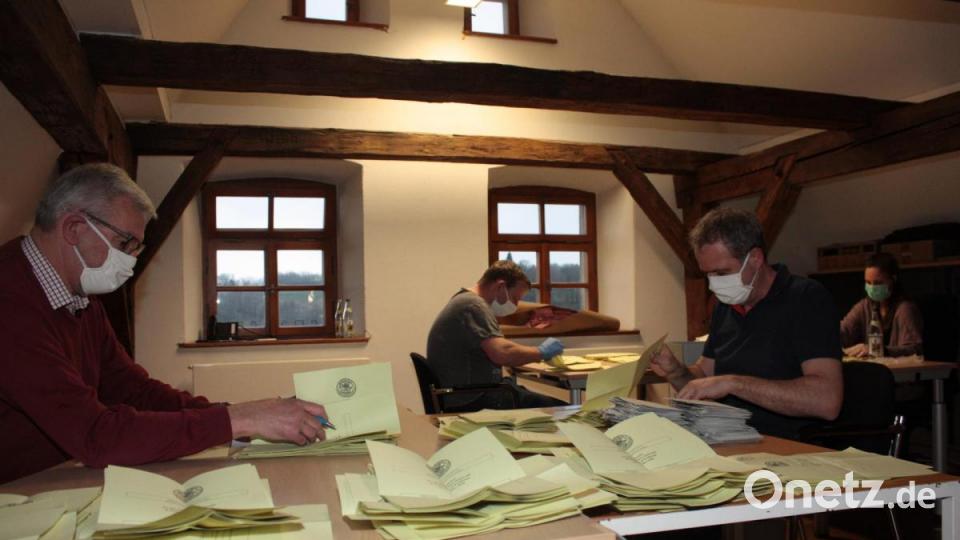 Auszählung der Stichwahl im Rathaus Neustadt mit Sicherheitsabstand, Handschuhen und Atemschutzmasken. Bild: ui