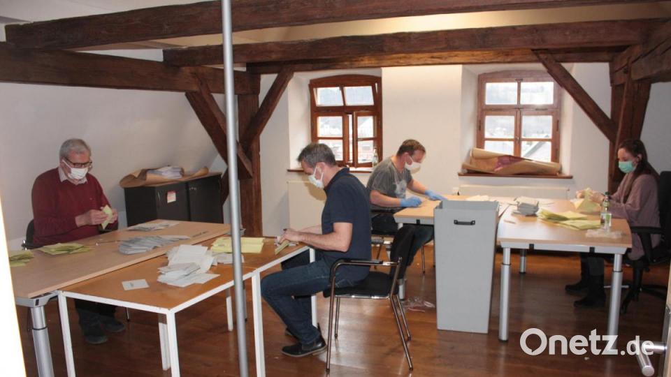 Auszählung der Stichwahl im Rathaus Neustadt mit Sicherheitsabstand, Handschuhen und Atemschutzmasken. Bild: ui