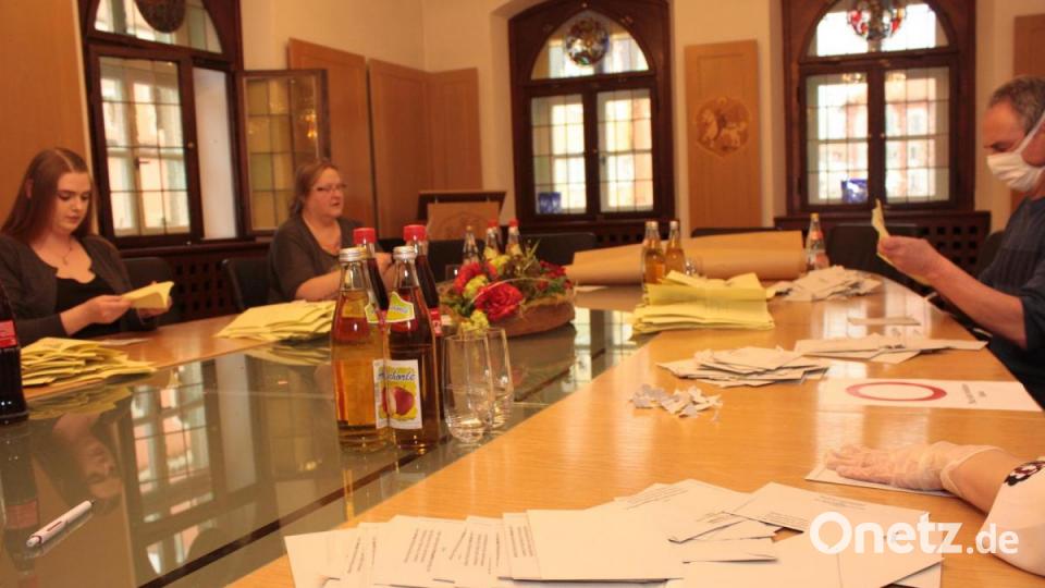 Auszählung der Stichwahl im Rathaus Neustadt mit Sicherheitsabstand, Handschuhen und Atemschutzmasken. Bild: ui