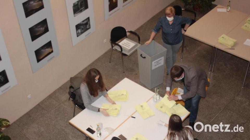 Auszählung der Stichwahl im Rathaus Neustadt mit Sicherheitsabstand, Handschuhen und Atemschutzmasken. Bild: ui