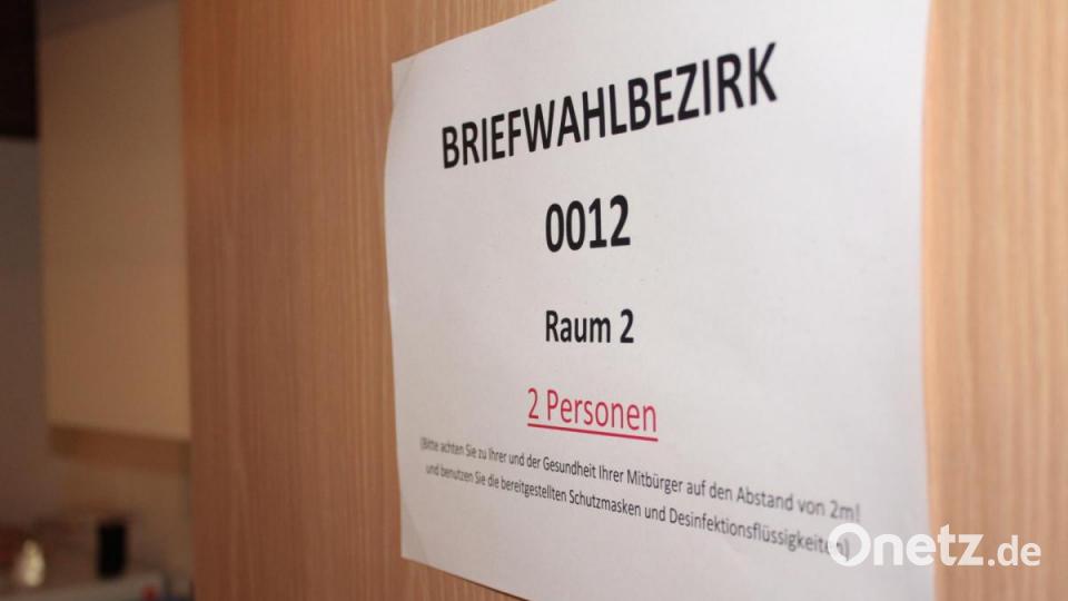 An den Türen im Rathaus hängen Hinweise auf die besonderen Verhaltensregeln wegen der Coronakrise. Bild: ui