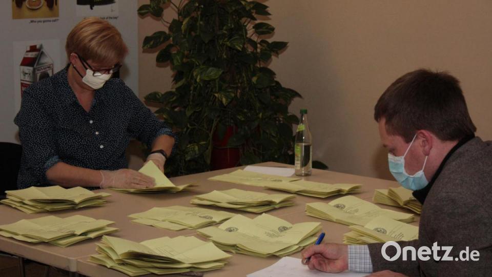 Auszählung der Stichwahl im Rathaus Neustadt mit Sicherheitsabstand, Handschuhen und Atemschutzmasken. Bild: ui