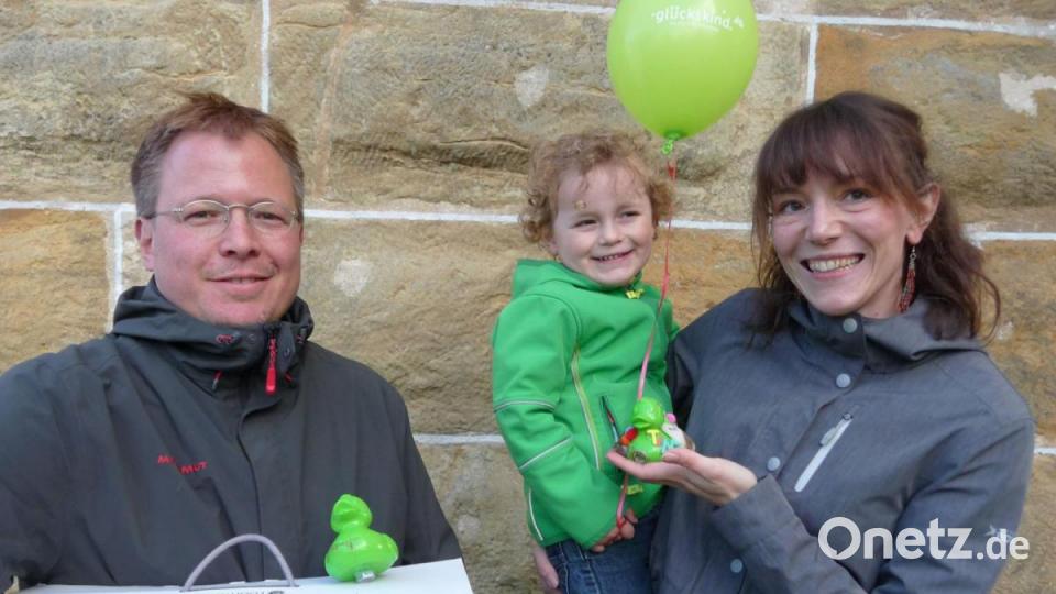 Auch beim Kükenrennen gab es viel zu gewinnen. Gereon Brück (links) bekommt als Zweitplatzierter ein Radiogerät und Tim Emmel freut sich mit seiner Mama Annika über einen Gutschein für den Monte-Coaster in Hirschau. Bild: tk