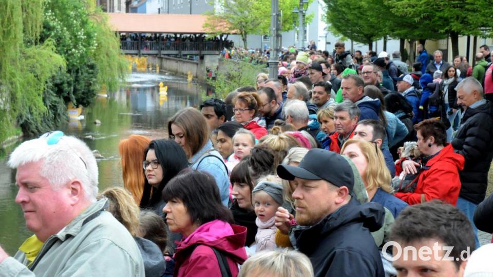 Rund 6000 Plastikenten sind am Sonntag in der Amberger Altstadt um die Wette geschwommen. Kurz vor Beginn rissen die Wolken am Himmel auf. Bild: Stephan Huber