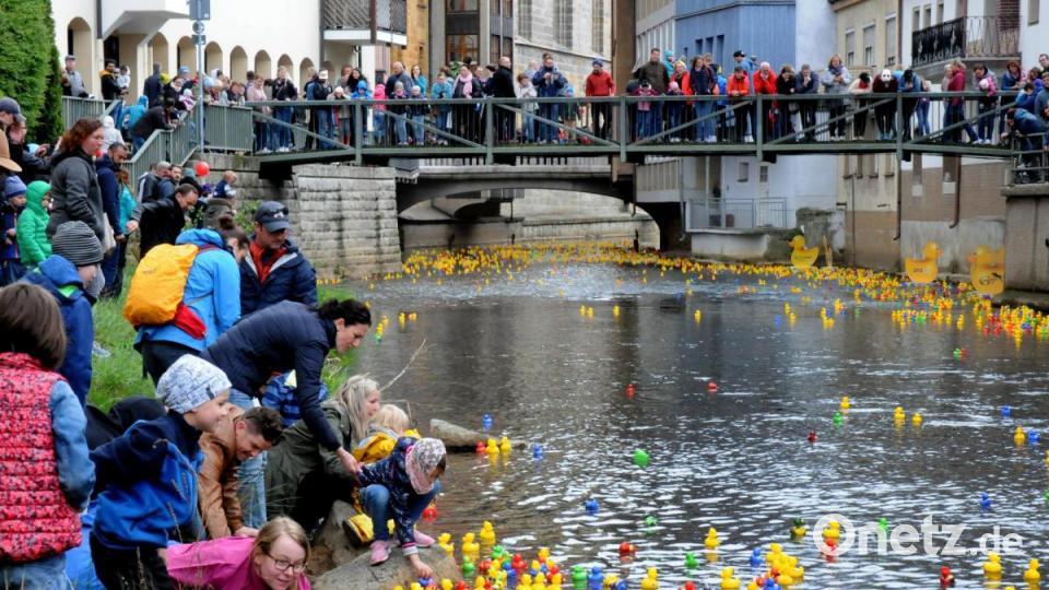 Rund 6000 Plastikenten sind am Sonntag in der Amberger Altstadt um die Wette geschwommen. Kurz vor Beginn rissen die Wolken am Himmel auf. Bild: Stephan Huber