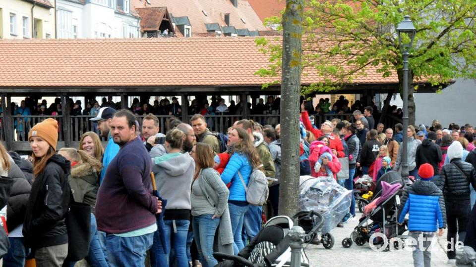 Rund 6000 Plastikenten sind am Sonntag in der Amberger Altstadt um die Wette geschwommen. Kurz vor Beginn rissen die Wolken am Himmel auf. Bild: Stephan Huber