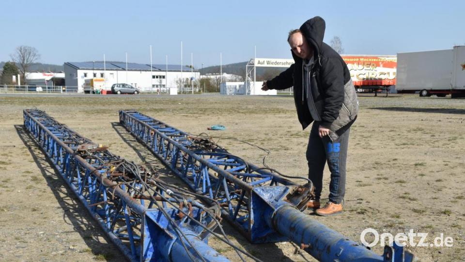 Gino Frank zeigt verbogene und teils gebrochene Masten des Zirkuszelts. Bild: hcz