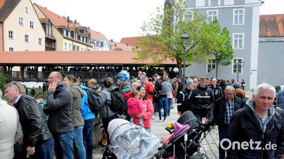 Rund 6000 Plastikenten sind am Sonntag in der Amberger Altstadt um die Wette geschwommen. Kurz vor Beginn rissen die Wolken am Himmel auf. Bild: Stephan Huber