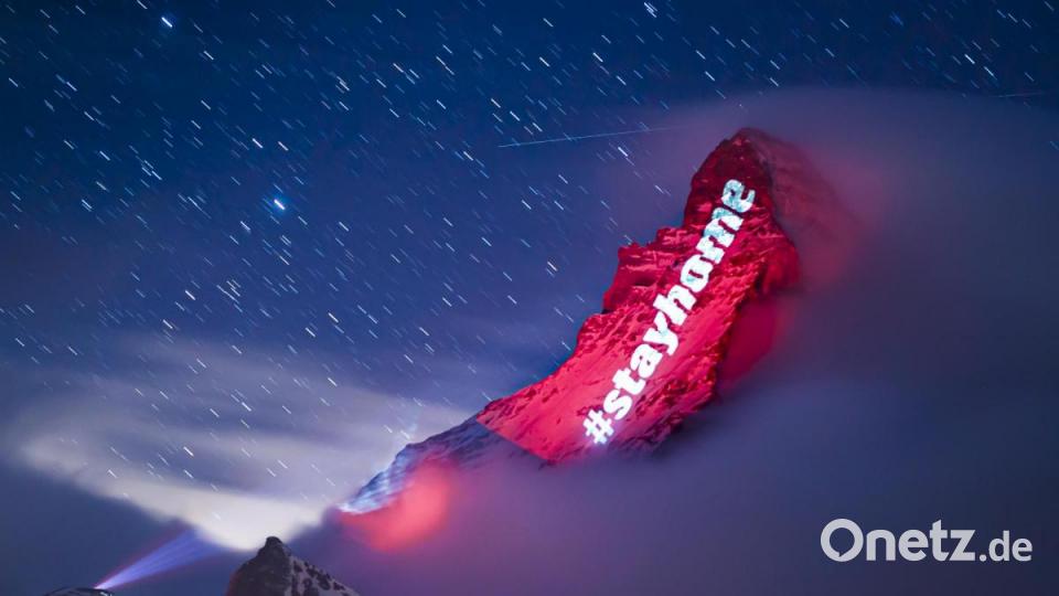 Auf den Berg Matterhorn wird vom Schweizer Lichtkünstler Gerry Hofstetter der Hashtag #stayathome (Bleib Zuhause) projiziert. Bild: Valentin FlauraudKEYSTONE/dpa