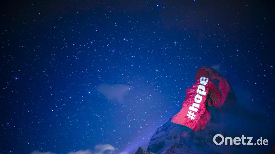 Auf den Berg Matterhorn wird vom Schweizer Lichtkünstler Gerry Hofstetter der Hashtag #hope (Hoffnung) projiziert. Bild: Valentin FlauraudKEYSTONE/dpa
