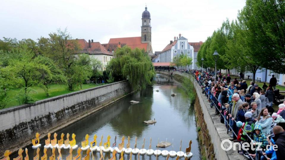 Rund 6000 Plastikenten sind am Sonntag in der Amberger Altstadt um die Wette geschwommen. Kurz vor Beginn rissen die Wolken am Himmel auf. Bild: Stephan Huber
