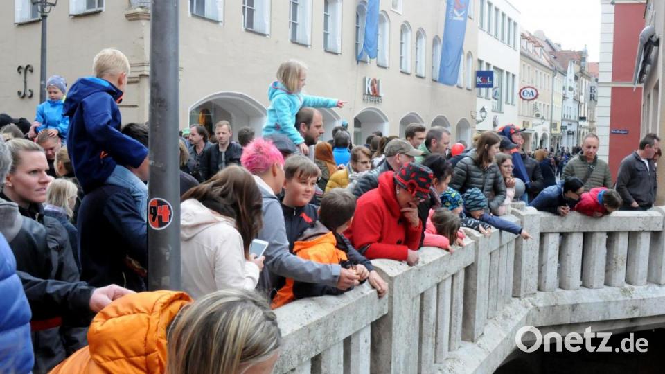 Rund 6000 Plastikenten sind am Sonntag in der Amberger Altstadt um die Wette geschwommen. Kurz vor Beginn rissen die Wolken am Himmel auf. Bild: Stephan Huber