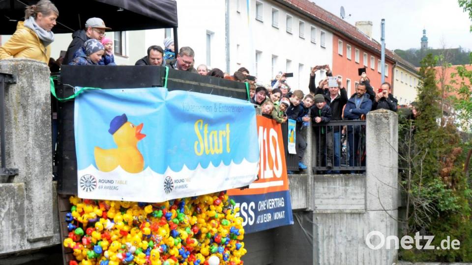 Rund 6000 Plastikenten sind am Sonntag in der Amberger Altstadt um die Wette geschwommen. Kurz vor Beginn rissen die Wolken am Himmel auf. Bild: Stephan Huber