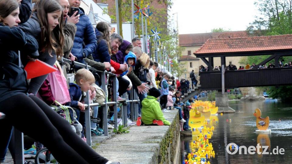 Rund 6000 Plastikenten sind am Sonntag in der Amberger Altstadt um die Wette geschwommen. Kurz vor Beginn rissen die Wolken am Himmel auf. Bild: Stephan Huber