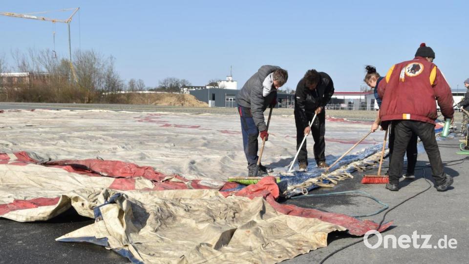 Die Zirkusmitarbeiter werden mit dem Reinigen der Zelt-Plane beschäftigt, weil sonst keine Arbeit da ist. Bild: hcz