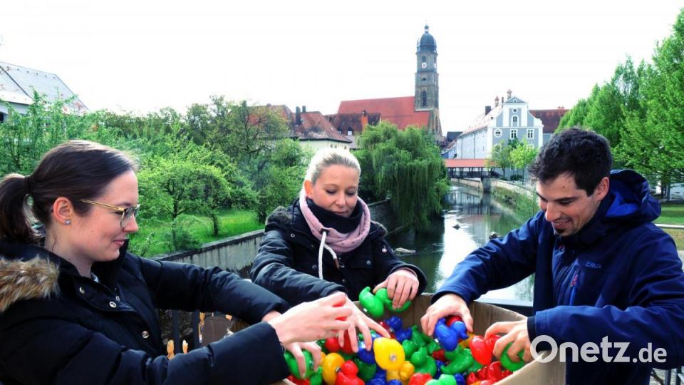 Rund 6000 Plastikenten sind am Sonntag in der Amberger Altstadt um die Wette geschwommen. Kurz vor Beginn rissen die Wolken am Himmel auf. Bild: Stephan Huber