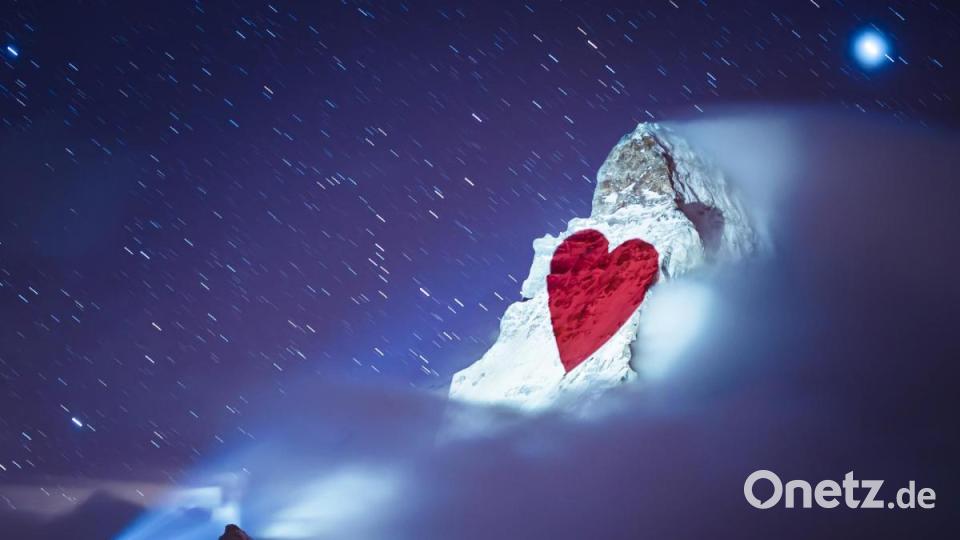 Auf den Berg Matterhorn wird vom Schweizer Lichtkünstler Gerry Hofstetter ein Herz projiziert. Bild: Valentin FlauraudKEYSTONE/dpa