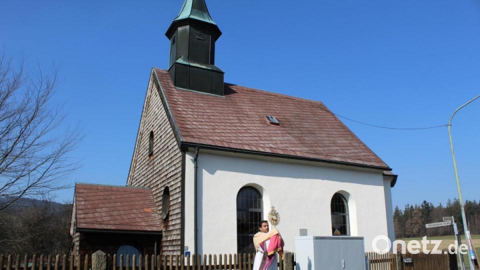 Auch zur Kapelle in Schurbach führte der Weg des Geistlichen mit dem Allerheiligsten. Bild: soj